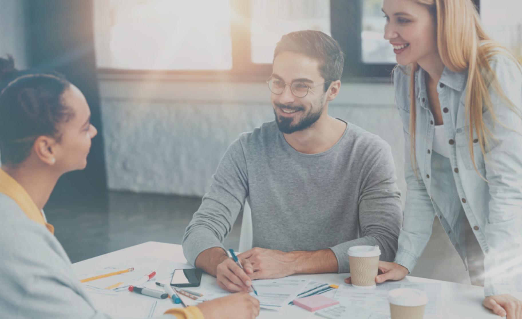 Teilnehmer analysieren technische SEO-Metriken während eines Masterclass-Workshops